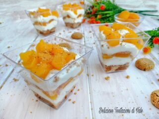 mousse di ricotta con amaretti e pesche sciroppate