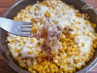 mais, tonno e formaggio filante