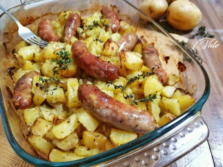 SALSICCE E PATATE AL FORNO piatto semplice e gustoso