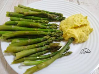 asparagi con crema di uova sode