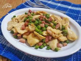 straccetti di pollo con piselli e pancetta