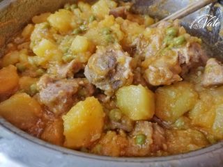 tacchino patate e piselli in pentola