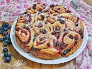 torta di rose ai frutti di bosco