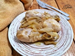 pollo con le cipolle in padella
