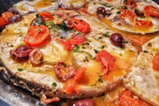 Pesce Spada con Pomodorini e Olive Nere