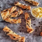 Torcetti di Pasta Sfoglia con Crema Pasticcera