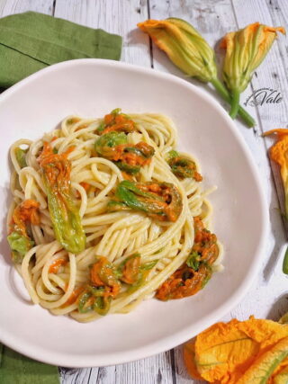 PASTA CON FIORI DI ZUCCA primo piatto veloce e saporito
